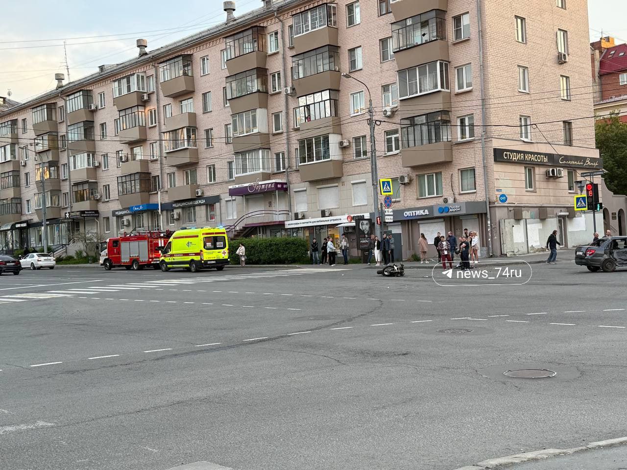 В Челябинске на перекрестке улиц Красная и Сони Кривой сбили мотоциклиста По предварительным данным, второй участник ДТП — серая Lada Granta. У автомобиля серьезно повреждена дверь и разбиты стекла. Мотоцикл также получил значительные повреждения, в частности, пострадало колесо. На месте происшествия работают медики и спасатели МЧС. Дополнительная информация уточняется.