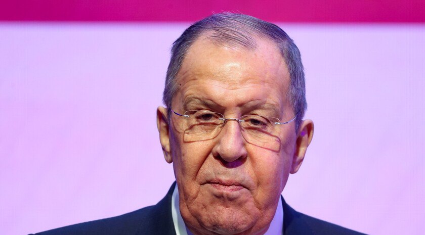 Лавров: Россия справляется с санкциями и справится с новыми Россия справляется с санкциями и справится с новыми, заявил министр иностранных дел РФ Сергей Лавров на пресс-конференции после участия в заседании Совета глав МИД стран Шанхайской организации сотрудничества ШОС . 14 июля президент США Дональд Трамп сообщил, что США введут импортные пошлины в размере примерно 100% в отношении России и ее торговых партнеров, если в течение 50 дней Москва и Вашингтон не придут к договоренностям по урегулированию на Украине. По мнению Лаврова, ущерб в результате понесут сами авторы санкционных войн против России. «Не рой яму другому», — напомнил он русскую поговорку. , VK и ОК и читайте новости на нашем сайте
