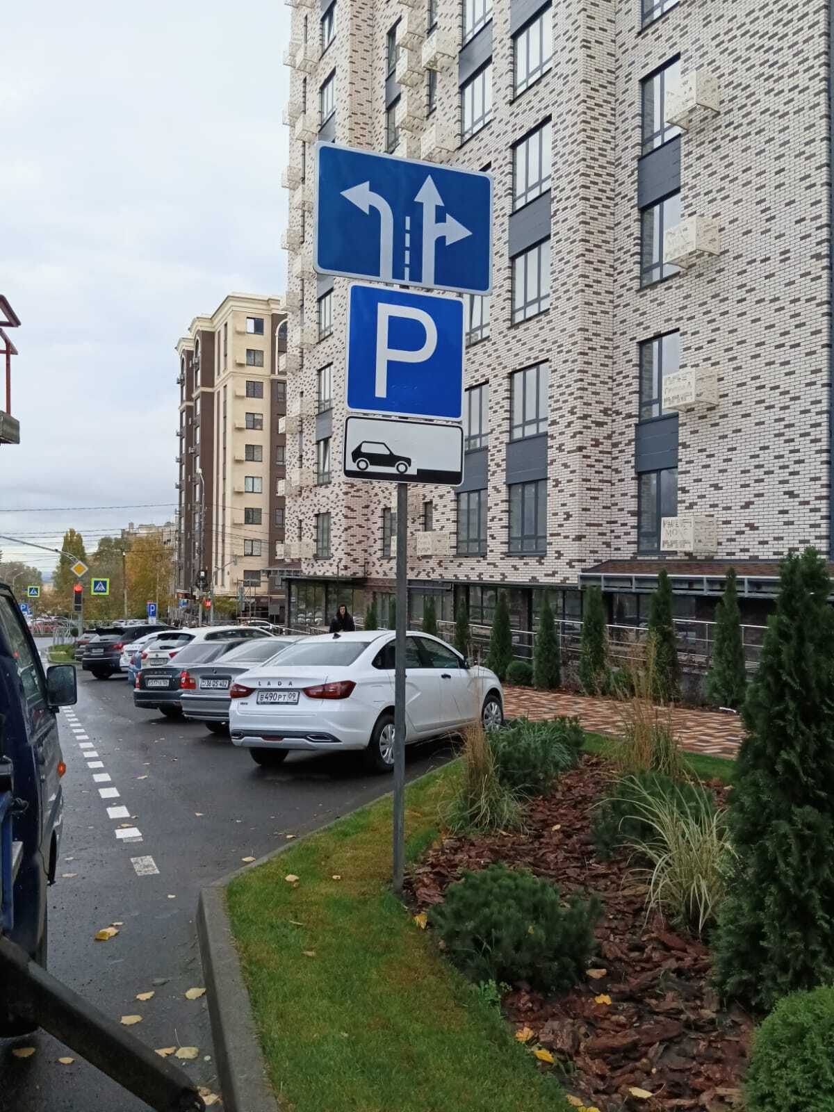 На участке улицы Ленина в Ставрополе изменилась организация дорожного движения В начале осени в Ставрополе завершился комплексный ремонт улицы Р Люксембург   На оживленной дороге обновилось покрытие проезжей части комплекс средств безопасности дорожного движения а также появились несколько участков переходно скоростных полос Специалисты провели мониторинг транспортных потоков и для безопасности и удобства горожан в том числе проживающих в этом районе изменили схему проезда на перекрестке улиц Р Люксембург и Ленина Теперь для автомобилистов следующих по улице Ленина в направлении улицы Достоевского с левой полосы разрешен левый поворот на улицу Р Люксембург С правой полосы разрешено движение прямо по улице Ленина и направо на улицу Р Люксембург