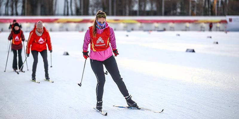 В День зимних видов спорта москвичей ждут бесплатные тренировки и мастер классы Занятия по фигурному катанию и хоккею пройдут на городских катках а по лыжным гонкам на специальных трассах Присоединиться к празднику можно на катках в Лужниках и конноспортивном комплексе Битца Кроме того в рамках проекта Мой спортивный район для всех желающих также будут организованы различные мероприятия подробности в материале