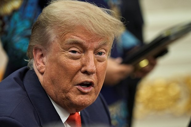 Не опять, а снова: Трамп сообщил о планах ввести пошлины против 150 стран Глава США дал очередное интервью журналистам. «Мы собираемся опубликовать одну цифру для оставшихся, почти 150 стран. Мы просто опубликуем одну цифру, и это будет, вероятно, 10 или 15%, мы еще не решили, это большое дело», – отметил политик. Помимо этого, глава Штатов Дональд Трамп заявил, что не стремится заключать торговое соглашение с Евросоюзом. Такое решение он объяснил тем, что Вашингтон вполне устроят пошлины в размере 30% на весь европейский импорт. Подпишитесь на «Абзац» Добавьте «Абзац» в ленту «Дзена»