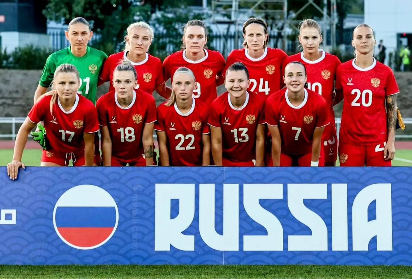 ФИФА и УЕФА готовы вернуть Россию в феврале 2026 года организации уже изучают вариант допуска женской национальной команды к отбору на ЧМ 2027 это будет первым этапом по снятию бана с России Матчи женской сборной планируется проводить за пределами РФ среди возможных вариантов Армения Турция Азербайджан Футболисткам уже сообщили о такой возможности и призвали быть готовыми к возвращению если это не приведёт к негативной реакции в ФИФА и УЕФА вернутся к вопросу о возвращении мужских сборных России юношеской и молодёжной Sport Baza