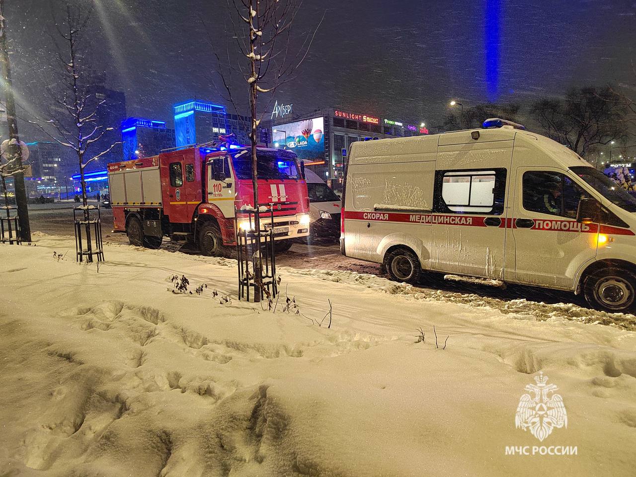 В краевом МЧС добавили, что в больницу увезли пять человек  В результате ДТП пострадали 6 человек, в том числе 1 ребенок. 5 человек госпитализированы в лечебное учреждение. От МЧС России к месту привлекались 8 человек и 2 единицы техники.