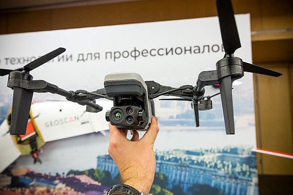 В России в 2025 году могут снять ограничения на полеты гражданских дронов В России тестируется система идентификации гражданских беспилотников на базе "ЭРА-ГЛОНАСС", уже в 2025 году она позволит снять запреты в регионах на полеты гражданских дронов, заявил министр транспорта РФ Роман Старовойт в преддверии Петербургского международного экономического форума ПМЭФ . Об этом сообщает ТАСС. "Мы в пилотном режиме используем ее для идентификации гражданских беспилотников в сельском хозяйстве, доставке грузов. Идентификация откроет небо гражданской беспилотной авиации. Сейчас тестируем такую возможность, которая уже в этом году позволит снимать региональные запреты", – сказал министр. aviaru.net/n284715