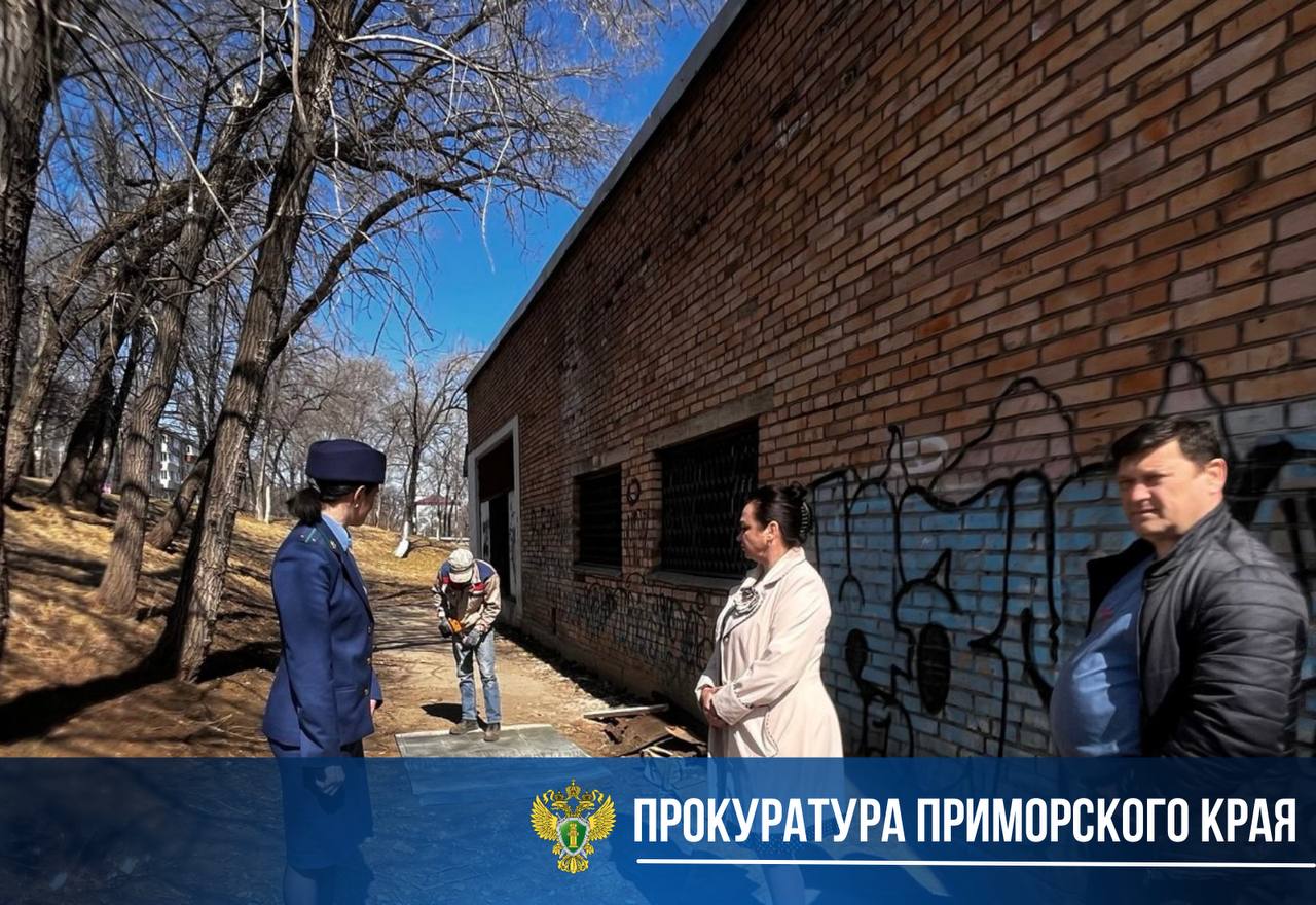 ЧП в Спасске-Дальнем: первоклассница провалилась в колодец на территории колледжа 17 апреля утром в Спасске-Дальнем учащаяся 1 класса по пути в школу провалилась в незакрытый колодец на территории индустриально-экономического колледжа. К счастью, девочку быстро вытащили прохожие, и она не получила травм. Прокуратура Приморского края, как сообщает , уже начала проверку. На место оперативно прибыл представитель надзорного ведомства, а также вызваны ответственные лица из администрации и руководства колледжа. Доступ к колодцу теперь ограничен, а прокуратура проверит, насколько соблюдались меры безопасности и в каком состоянии содержится территория учреждения.