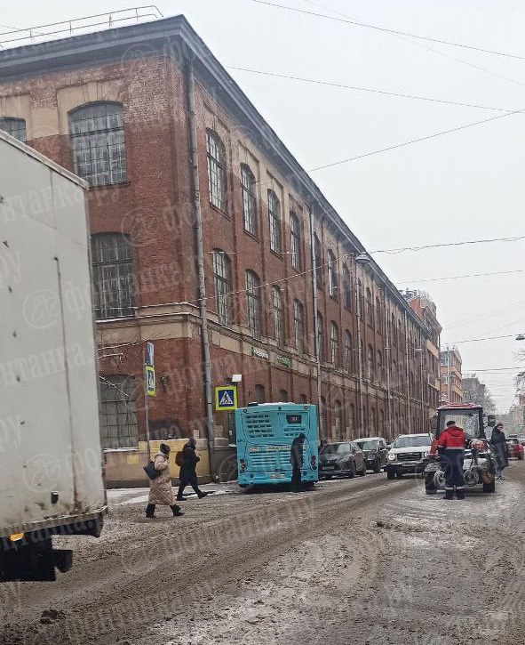 Лазурный автобус врезался в дом на Петроградке  Очередное ДТП с общественным транспортом произошло сегодня утром на Чкаловском проспекте. В стене дома №15 завершил поездку автобус 191-го маршрута.  На месте ДТП образовалась пробка от Большой Зелениной улицы до улицы Ленина. Причины аварии устанавливаются, о пострадавших не сообщается.   Подписаться   Новости СПБ