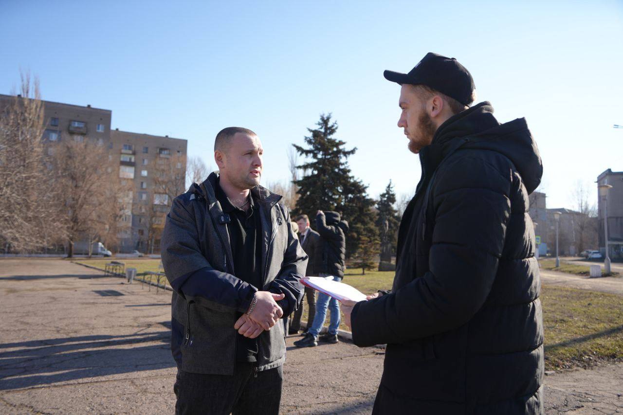 В Алчевске при поддержке ЮГМК и администрации города стартовала серия опросов о благоустройстве городского пространства  Инициативная группа молодежи узнала у жителей их видение по вопросам благоустройства и организации досуга в городе. Горожане высказали свои мнения и предложения по разработке проекта реновации площади 25-летия Победы, которая будет приведена в порядок в рамках программы Луганской Народной Республики «Формирование современной городской среды на территории ЛНР».  На сегодняшний день ЮГМК  финансирует разработку проектно-сметной документации для последующей реконструкции двух площадей города: 25-летия Победы и Советской.   «ЮГМК — постоянный социальный партнер и градообразующее предприятие муниципалитета: на Алчевском металлургическом комбинате трудится около 10 000 человек, работает над созданием комфортных условий для жизни своих сотрудников и горожан. Еще на этапе планирования мы обязательно должны учитывать пожелания и мнения наших жителей», — подчеркнул Михаил Баёнов, Директор по информационный политике ООО «ЮГМК».  По итогам первого этапа опроса выяснилось, что 60% респондентов любят проводить свободное время в парке культуры и отдыха имени Победы. Более 70% горожан хотели бы видеть в Алчевске больше объектов спортивной инфраструктуры, в том числе детских площадок, общественных тренажеров и катков.