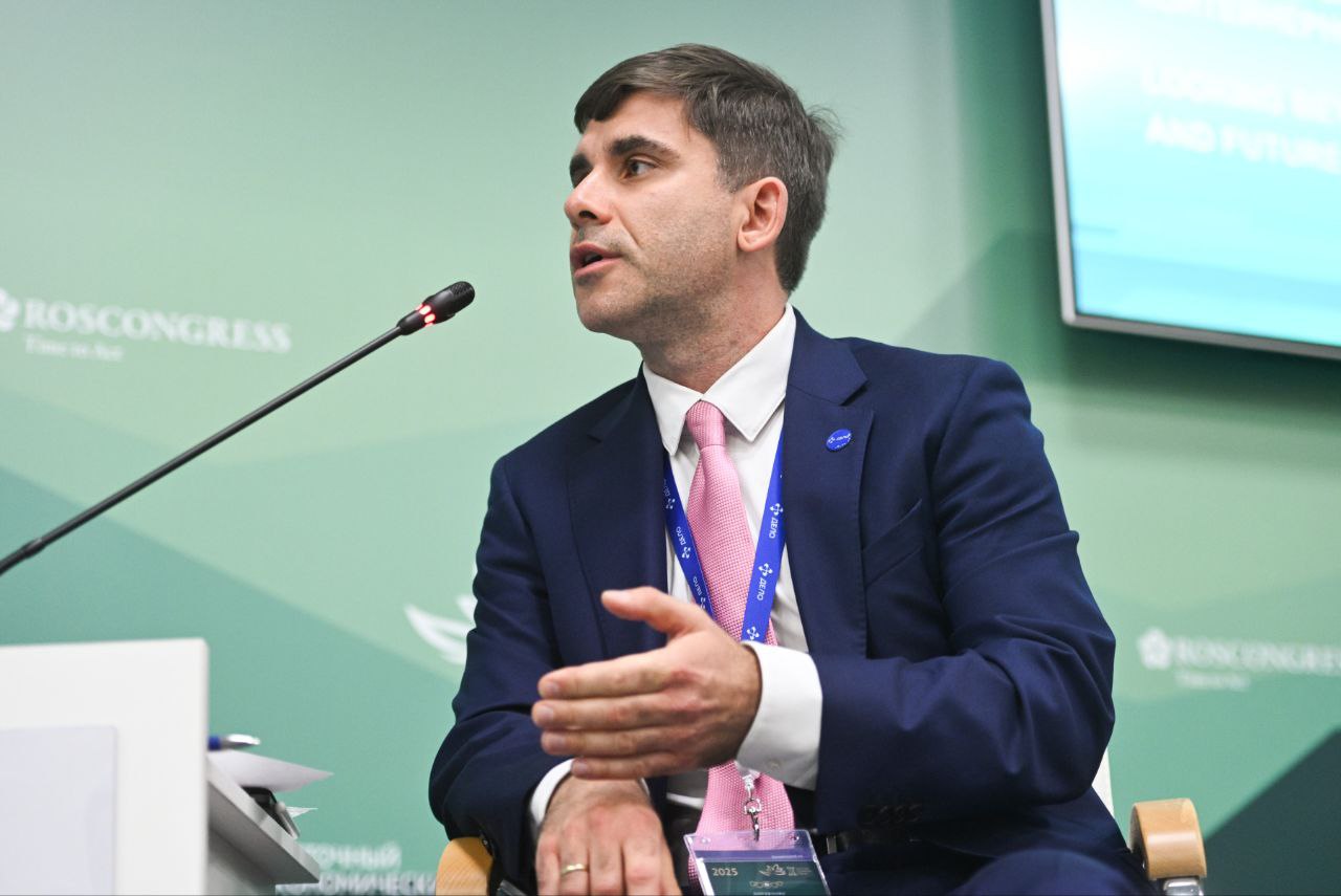 ГК Дело прогнозирует снижение контейнерного рынка России на 5 по итогам 2025 года Об этом ходе ВЭФ рассказал первый заместитель генерального директора по стратегии и развитию ГК Дело Александр Иодчин При этом если говорить о 2026 годе то в компании рассчитывают что контейнерный рынок в базовом сценарии вырастет на 4 5 однако не достигнет уровня 2024 года Александр Иодчин отметил что сейчас в контейнерной логистике имеется сильный дисбаланс между импортом и экспортом При этом если в начале года этот дисбаланс начал немного сглаживаться за счет роста экспорта то сейчас он снова накапливается особенно в морских портах Тем не менее мы с оптимизмом смотрим на ситуацию С учетом корректировки различных факторов экспорт должен расти и более того должна расти контейнеризация экспорта И здесь полувагоны нам уже не помогут А поскольку есть еще и инфраструктурные ограничения нужно развивать технологии Перспективное направление длинносоставные поезда 142 условных вагона Мы например на нашем дальневосточном терминале готовы принимать эти поезда Поэтому наше предложение давайте создавать рабочую группу делать тестовые отправки смотреть что необходимо чтобы настроить это все именно с точки зрения технологии добавил он