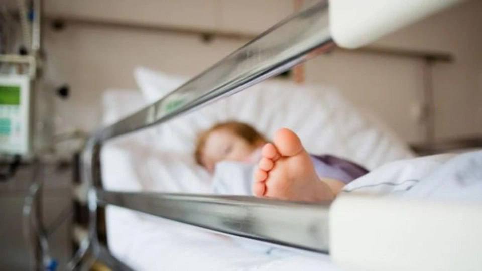 Врачи спасли трёхлетнего ребёнка который упал в колодец По информации МВД несчастный случай произошёл в Слободзее Пока отец работал в огороде двое детей 5 ти и 3 х лет были с ним во дворе Позже старший сын убежал в дом к маме младший остался без присмотра Когда родители хватились искать ребёнка мальчик уже был в колодце без сознания Из воды ребёнка достал отец вызвали скорую Врачи диагностировали переохлаждение второй степени и клиническую смерть Мальчик несколько дней был в реанимации Республиканского центра матери и ребёнка Малыша удалось спасти сейчас он в стабильном состоянии Во всём разбирается милиция