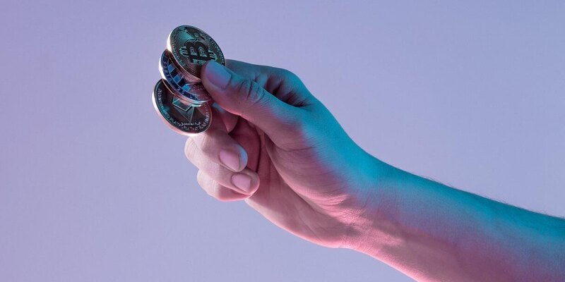 Президент Белоруссии Александр Лукашенко 16 января подписал указ предусматривающий создание условий для деятельности в стране криптобанков Теперь граждане страны смогут получать карты привязанные к криптосчету сообщил зампред Нацбанка Александр Егоров По его словам граждане и самозанятые в Белоруссии смогут также получать зарплату в криптовалюте Предусматривается что самозанятые граждане смогут получать зарплату в криптовалюте при условии что они будут получать ее через криптобанк пояснил он в интервью телеканалу ОНТ