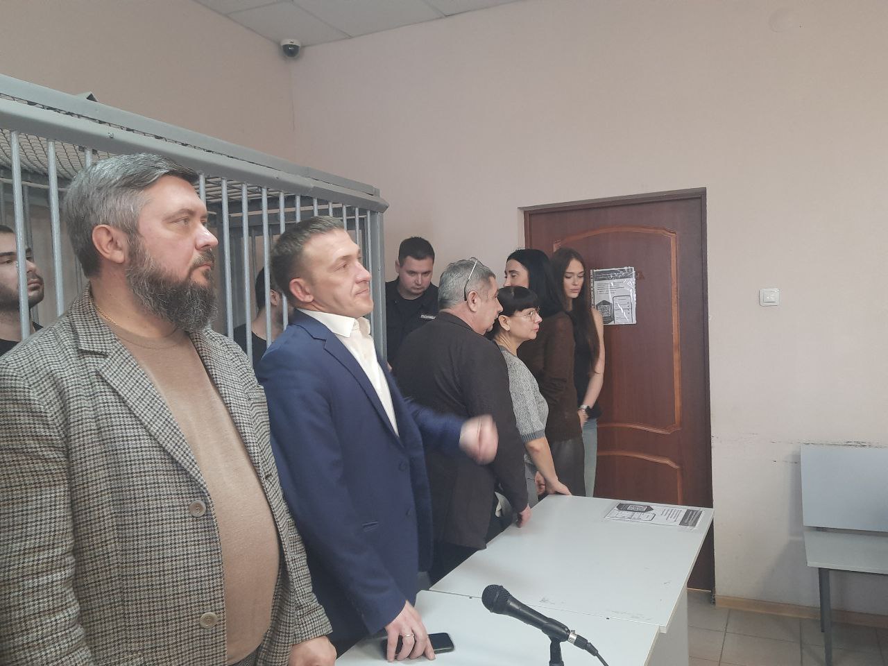 Братья Макаровы останутся в СИЗО Срок ареста продлен до 3 февраля передает корреспондент ЕАН Братья были задержаны в июне после резонансного расстрела человека у отеля Hilton Их третий брат Захар до сих пор находится в розыске Подпишитесь на канал ЕАН Оренбург