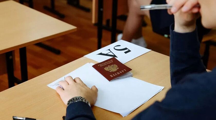 Срок действия ЕГЭ продлили для участников спецоперации Президент России Владимир Путин подписал закон, благодаря которому срок действия результатов ЕГЭ будет сохранен на время участия в спецоперации. Документ опубликован на официальном интернет-портале правовых актов и вступил в силу. Результаты ЕГЭ действительны четыре года после сдачи экзамена. Этот срок теперь не учитывается для военных, которые выполняли задачи СВО на территориях Украины, Донбасса и Новороссии, а также отражали вооруженное вторжение ВСУ на приграничные территории. Периоды прохождения военной службы по мобилизации и по контракту с организацией, содействующей выполнению задач, возложенных на ВС РФ и Росгвардию, также не будут учитываться. Данные изменения должны позволить ветеранам СВО быстрее адаптиро... Подробнее>>>