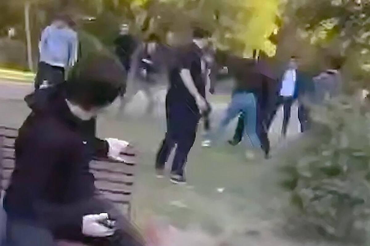 В Махачкале полиция задержала участников массовых драк подростков В Дагестане разгорелся конфликт между несколькими молодежными группировками, вылившийся в серию уличных столкновений. Массовые драки охватили различные города республики, что привлекло внимание главы Следственного комитета России. По предварительной информации, отправной точкой конфликта стало поражение махачкалинского спортсмена на соревнованиях по борьбе кизлярскому, вызвавшее недовольство его окружения. Попытка «отомстить» победителю переросла в крупномасштабные столкновения между враждующими группировками, идентифицирующими себя как «пятисотые» и «стотринадцатые». В настоящее время обстоятельства произошедшего расследует Следственный комитет, не исключается возбуждение уголовного дела.