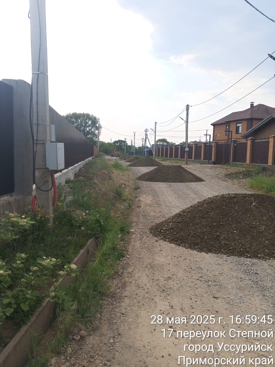 В Уссурийске завершены дорожные работы на улице Ивасика и переулке Степной В рамках плановых работ по благоустройству дорожной сети Уссурийска специалисты завершили профилирование с добавлением нового покрытия на улице Ивасика и переулке Степной. В ходе работ было проведено выравнивание существующего дорожного полотна, добавление щебеночно-гравийной смеси и последующее уплотнение покрытия для обеспечения устойчивости. Проведенные мероприятия направлены на повышение безопасности дорожного движения, создание комфортных условий для проезда транспорта и увеличение срока службы дорожного покрытия. Отметим, что данная работа является частью системного подхода администрации Уссурийского городского округа к содержанию и развитию дорожной инфраструктуры. В текущем году запланирован комплекс аналогичных мероприятий на других улицах города.