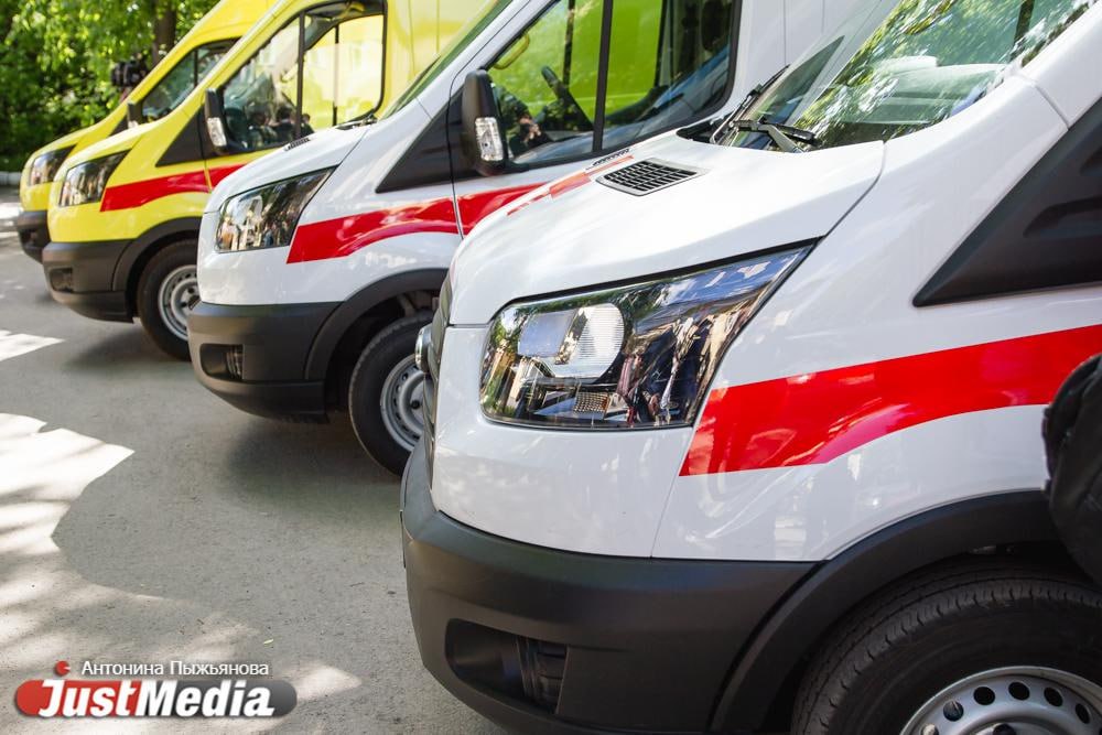 Единая диспетчерская служба скорой помощи появится в Свердловской области Она позволит избежать долгого ожидания бригад в небольших населенных пунктах Изменения работы службы в эфире ОТВ анонсировала заместитель губернатора министр здравоохранения Свердловской области Татьяна Савинова В результате реформы бригады будут распределяться по медицинским округам без привязки к одному городу Единая диспетчерская это наиважнейший этап скорости оказания помощи От диспетчера зависит какую бригаду направить к пациенту Самое главное уменьшить время приема вызова и существенно улучшить его качество Мы собираемся создать единую диспетчерскую на базе Екатеринбурга и расширить ее Будет порядка 20 23 диспетчеров и все кто звонит на 03 будут попадать в единую диспетчерскую Она будет видеть все машины скорой помощи в области и принимать решение кому ехать рассказала Татьяна Савинова В рамках реформы будет создано шесть станций скорой помощи В Северном округе будет подстанция с 35 бригадами в Южном 42 бригады в Восточном 44 бригады в Западном 33 бригады в Горнозаводском 59 бригад justmediaru