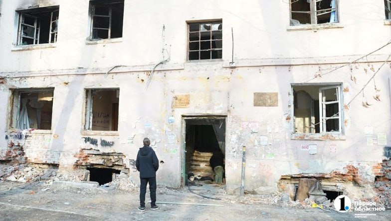 В Челябинске все расселенные аварийные дома будут огораживать заборами Огораживать будут те дома, где сроки сноса откладываются на неопределенный срок, потому что собственники не согласны с размером компенсации. «Некоторые аварийные дома не могут быть сразу расселены из-за претензий со стороны правообладателей. Они обращаются с исками в суд, где уже устанавливается окончательная выкупная стоимость. Этот процесс носит несколько затяжной характер. И из-за этого фактически расселенные дома, освобожденные от жильцов, должны какое-то время находиться в том состоянии, в котором есть, чаще всего — в непотребном виде. Поэтому я дал поручение вокруг таких домов устанавливать ограждения, когда мы понимаем, что снос зданий затянулся», — сообщил глава города Алексей Лошкин. / Прислать новость