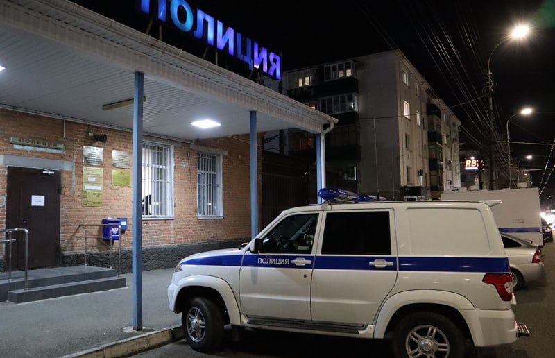 Полицейскими Адыгеи задержан ряд лиц, находившихся в федеральном розыске.  Благодаря бдительности сотрудников патрульно-постовой службы полиции отела МВД России по городу Майкопу был задержан 48-летний ранее судимый гражданин, находящийся в федеральном розыске за совершение кражи.  Во время несения службы на маршруте патрулирования полицейские обратили внимание на подозрительного человека, который поспешил скрыться из вида. Задержав прохожего, блюстители порядка проверили его по учетам и выяснили, что он разыскивается коллегами из регионального управления ФСИН России. Задержанный передан инициатору розыска.  Не удалось скрыться от правоохранителей и 51-летнему жителю Краснодарского края. Поработав по найму в городе Адыгейске, он уехал в неустановленном направлении, прихватив с собой имущество работодателя. Установить местонахождение недобросовестного работника помогли сотрудники полиции Краснодарского края. Мужчина доставлен в отдел полиции.  34-летний житель Гиагинского района был объявлен в федеральный розыск за то, что похитил сельскохозяйственную технику. В ходе оперативно-розыскных мероприятий сыщики получили данные о том, что фигурант может находиться на территории одного из районов Краснодарского края. Кубанские полицейские оказали содействием своим коллегам из Адыгеи и задержали срывавшегося мужчину на железнодорожном вокзале, когда тот собирался отправиться в другой регион. В настоящее время подозреваемый водворен в изолятор, в отношении него проводятся следственные действия.  МВД по Республике Адыгея призывает жителей и гостей региона проявлять активную гражданскую позицию при обнаружении лиц, в отношении которых имеется информация о том, что они находятся в розыске и незамедлительно сообщать об этом по телефону 02  с мобильного - 102 .  Пресс-служба МВД по Республике Адыгея МВД по РА   Подписаться Смотрите нас на Rutub