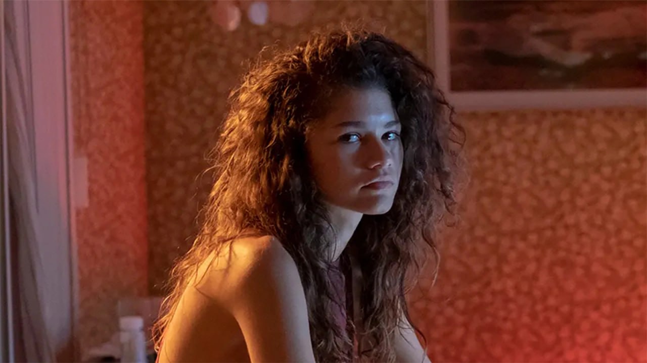 HBO подтвердило третий сезон Эйфории вернётся весной 2026 го Однако конкретную дату глава канала Кейси Блойс не назвал Но сообщил что съёмки уже близки к завершению Напомним премьера задержалась почти на год из за забастовок сценаристов и плотного графика актёров В итоге продолжение выйдет спустя четыре года после финала второго сезона Сериалы championatgaming Подписывайся на Чемп Play