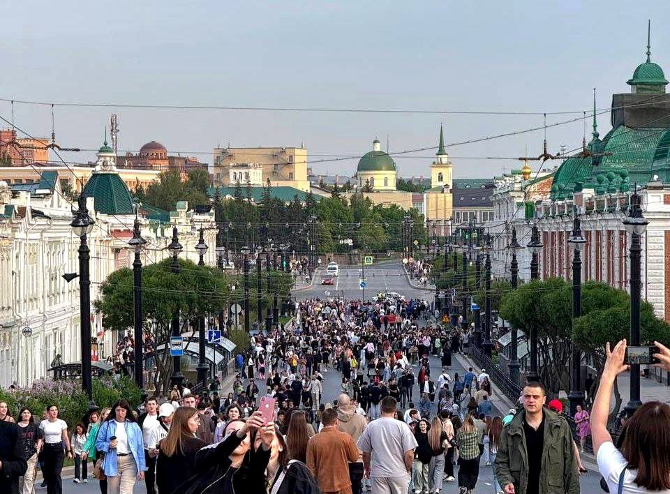 Омичам предложили решить продлить ли проект Пешеходного Любинского в сентябре Голосование запустил губернатор Омской области Виталий Хоценко в своем телеграм канале За продолжение выступили молодежные коллективы и организации города Напомним участок ул Ленина от площади Победы до ул Партизанской перекрывают для транспорта с вечера пятницы до вечера воскресенья На Пешеходном Любинском выступают музыкальные и танцевальные группы поэты акробаты устраивают патриотические и спортивные акции а также проводят громкие вечеринки Проголосовать можно ЗДЕСЬ до конца дня Мы конечно ЗА а вы