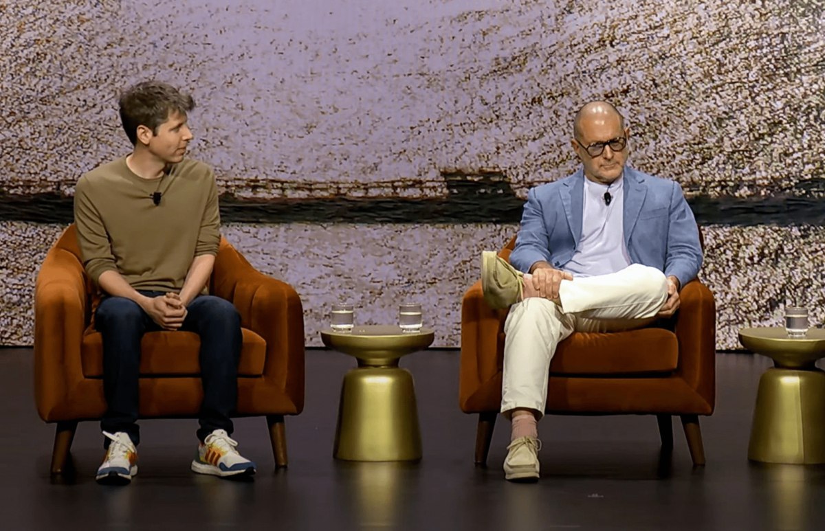 Первое ИИ устройство OpenAI и бывшего главного дизайнера Apple Джони Айва дойдёт до покупателей не раньше конца февраля 2027 года пишет Wired Что это за устройство по прежнему неизвестно Компании также не будут использовать бренд Io в названии будущего продукта vc ru ai 2731509