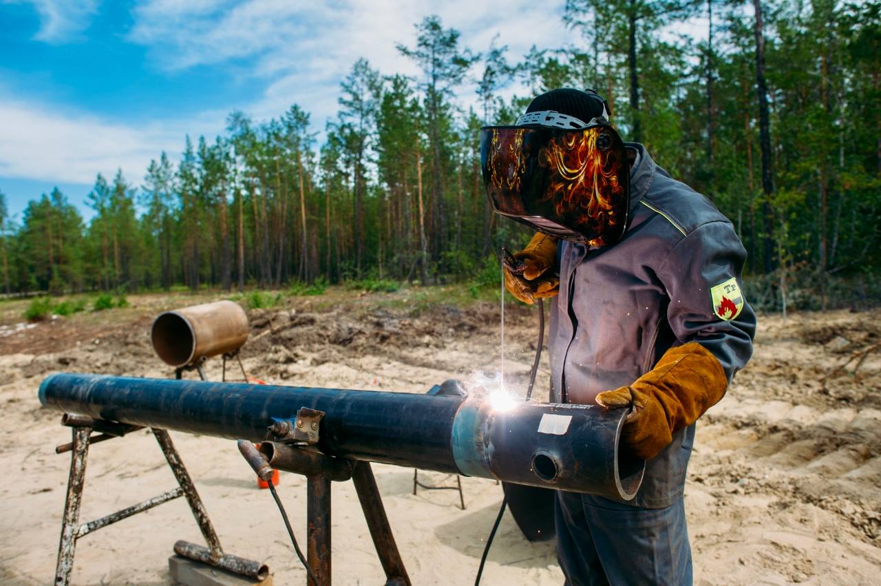 В республике продолжается реализация программы социальной газификации. Работы ведутся в 12 районах, включая город Якутск. Для этого единый оператор газификации АО «Сахатранснефтегаз» строит газовые сети до границ земельных участков, на которых расположены дома заявителей.  На данный момент при плане в 1867 подключений уже выполнено 1383 пуска газа в домах жителей Якутии для пищеприготовления и отопления. В количественном плане лидирует город Якутск — в столице к газу подключено 474 дома при плане в 703 пуска. На втором месте находится Чурапчинский улус с 366 пусками при плане в 489 пусков. Третье место занимает Горный улус — там выполнен 191 пуск при плане в 218.  Следует отметить, что при плане в 1867 подключений было построено 2377 газопроводов-вводов. Это означает, что ещё у 994 семей уже есть возможность подключить свои дома к сетевому газу в рамках пункта Народной программы партии «Единая Россия» о социальной газификации.  #ВместеТолькоВперёд #ЕдинаяРоссия #Сахатранснефтегаз #СоцГазЯкутия