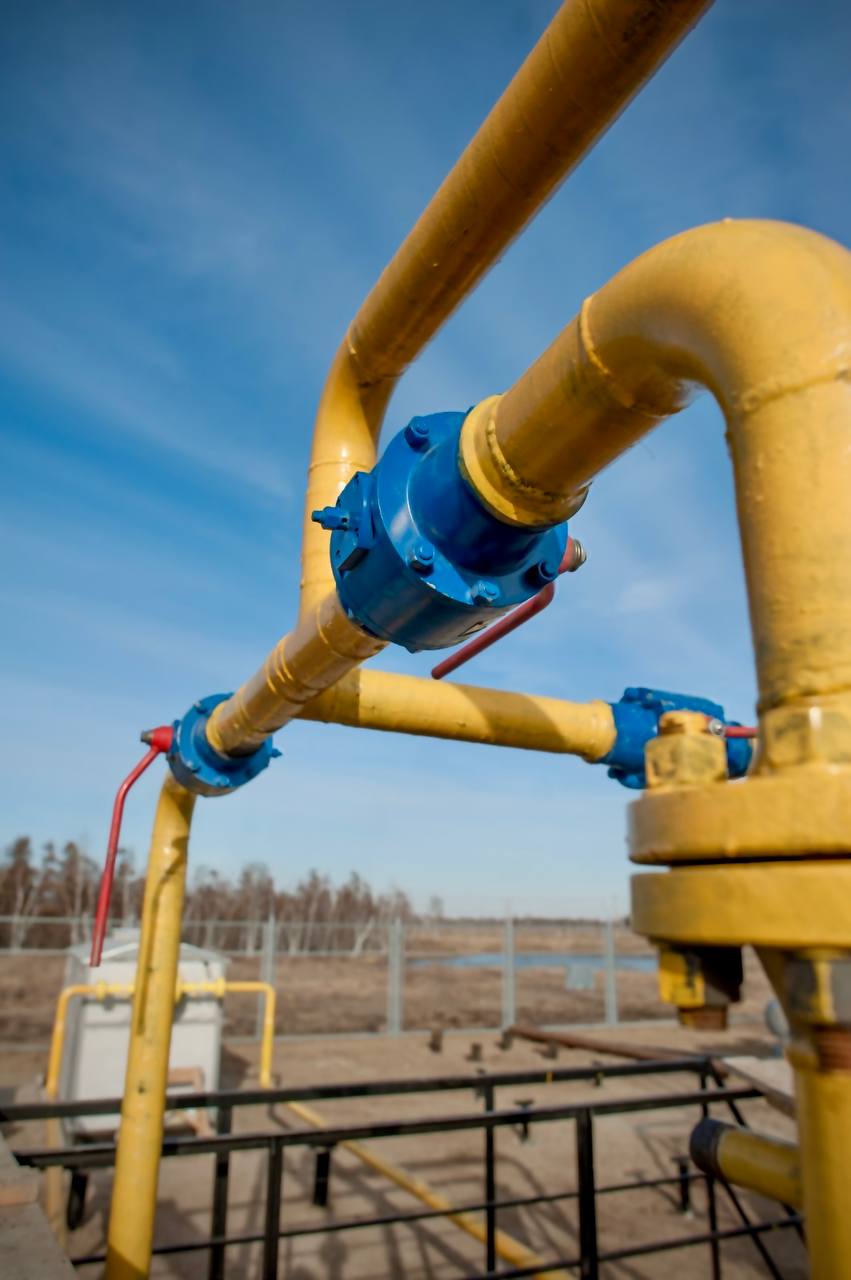 «Сахатранснефтегаз»: вниманию юридических лиц! АО «Сахатранснефтегаз» продолжает вести работу с юридическими лицами, имеющими задолженность за потребленный природный газ. Газоснабжающая организация имеет право ограничить поставку газа для потребителей-юридических лиц, при неисполнении с их стороны обязательств по оплате поставляемых услуг более трех раз в течение 12 месяцев в соответствии с подпунктом «е» пункта 2 Постановления Правительства РФ от 25.11.2016 г. №1245. Руководствуясь подп. «е» п.2, п. 8 Правил ограничения поставки газа, АО «Сахатранснефтегаз» уведомляет о том, что в случае неоплаты суммы задолженности, будет произведено полное ограничение поставки газа на объектах Юридического лица, имеющего задолженность за поставленный газ. В соответствии с действующим законодательством РФ, потребителям-должникам были направлены уведомления о предстоящих ограничениях в установленные сроки. Возобновление режима потребления поставки газа осуществляется только после полного погашения задолженности и оплаты расходов за отключение и подключение объектов. С целью недопущения ограничений, АО «Сахатранснефтегаз» напоминает о необходимости погашения образовавшейся задолженности и своевременной оплаты потребляемого ресурса. Пресс-служба АО «Сахатранснефтегаз» #СТНГ #Сахатранснефтегаз
