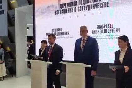 Глава ДНР подписал соглашение с представителем Тельмановского карьера  Глава ДНР Денис Пушилин подписал соглашение с представителем Тельмановского карьера Андреем Жабровцом. После модернизации гранитного карьера подписанное соглашение способствует появлению 450 новых рабочих мест.  Карьер закроет потребность Донбасса и Новороссии в качественном гранитном щебне, который используется для восстановления дорог, жилых и социальных объектов Донбасса и Новороссии. Напомню, уже восстановлено более 1500 километров трасс, в этом году отремонтируем еще 800, - рассказал Пушилин.