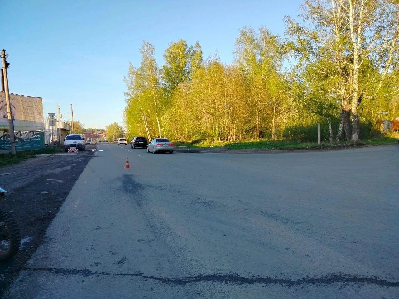 Авария с двумя детьми на питбайках произошла вчера вечером. Дело было так: 15-летний мальчик ехал на питбайке и у дома на проспекте Дзержинского, 169, к.1, врезался в другой питбайк, которым управляла 13-летняя девочка. Она остановилась перед нерегулируемым перекрестком, чтобы пропустить машины. Школьница получила травмы, её доставили в больницу. Фото: ГАИ Новосибирска / Telegram