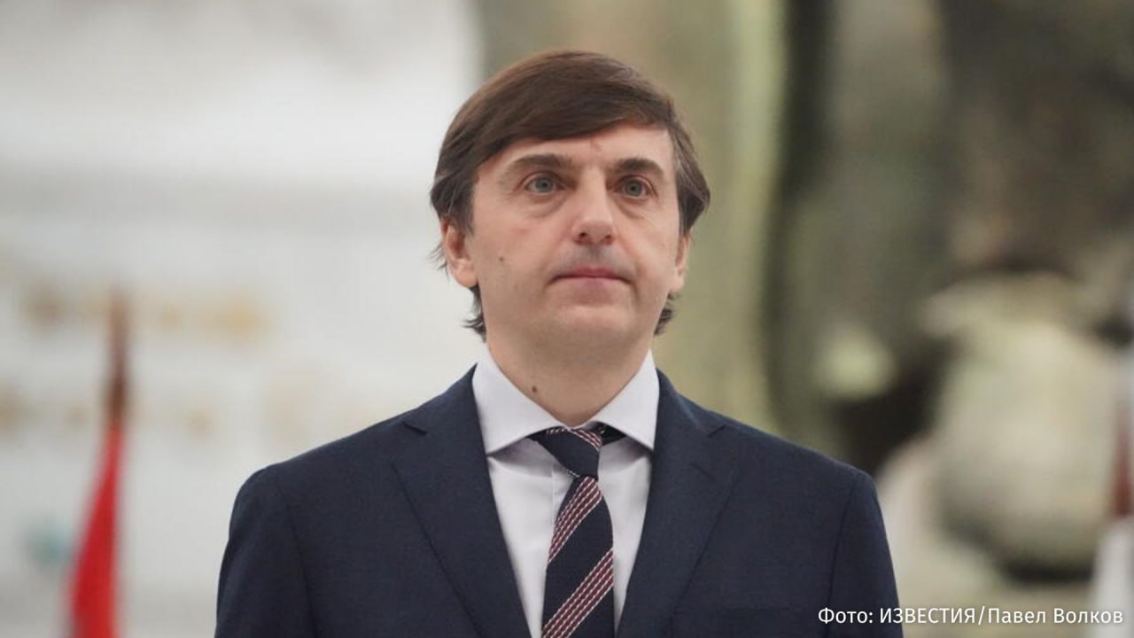 Переход вузов на новую систему образования не требует изменений в школьной программе заявил глава Минпросвещения РФ Сергей Кравцов Это очень внимательно с экспертным сообществом и с нами обсуждается Мы полностью скоординированы с Минобрнауки Каких то проблем сейчас не видим и не видим необходимости менять уже утвержденную единую федеральную школьную программу сказал министр журналистам IZ RU в Telegram в MAX