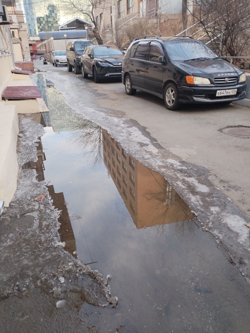 Жители дома на Партизанском проспекте требуют от властей устранить течь во дворе                                                                                                Обращаемся к вам от лица жильцов дома по адресу проспект партизанский 40 г. Владивостока.  С июля месяца этого года во дворе дома из под опорной стены придомовой территории течёт вода. Обращались в управляющую компанию, далее в Примводоканал, результата не было.  В октябре были вынуждены обратиться в прокуратуру Ленинского района. На наше обращение был получен ответ, который нас шокировал. По нашему адресу якобы были произведены ремонтные работы и течь устранена.  Но по факту всё осталось, как и было. Вода по прежнему течёт, в связи с понижением температуры, превращаясь в лёд, заливая подъезды дома. Тем самым создаётся  травмаопасная ситуация. Живут пожилые люди, маленькие дети, инвалид, которому сложно передвигаться  в таких условиях. Весь двор в воде и во льду. Испортилось асфальтовое покрытие, которое не так давно было положено. Металлические двери в подъездах с трудом открываются.