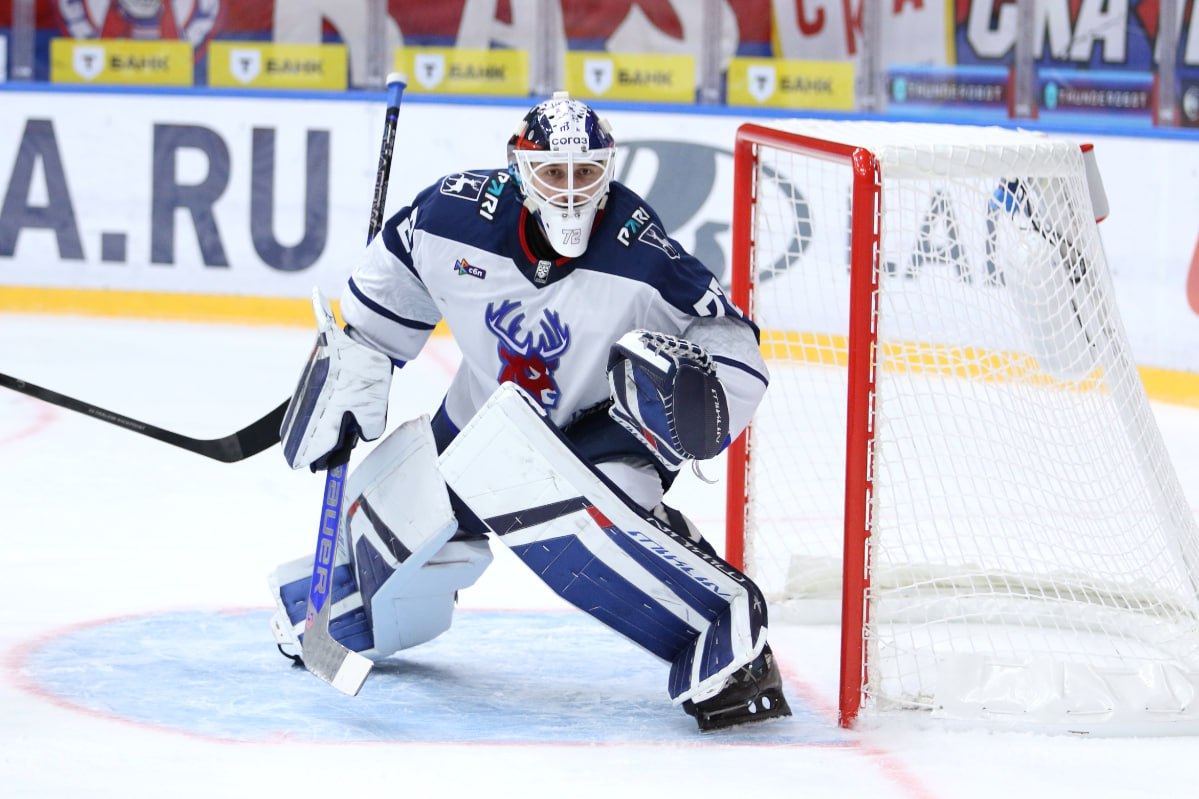 Вратарь и форвард Торпедо вошли в число игроков недели КХЛ после разгрома СКА Вратарь Денис Костин и нападающий Владимир Ткачев из нижегородского Торпедо были признаны лучшими игроками в своих амплуа на прошедшей неделе в КХЛ Торпедо выиграло все три матча в том числе 24 января разгромило петербургский СКА со счетом 6 0 что привело к изменениям в тренерском штабе соперника Костин в трех матчах в сумме отразил почти 97 из 91 броска по своим воротам Ткачев забросил две шайбы и сделал шесть передач Среди защитников лучшим признали капитана омского Авангарда Дамира Шарипзянова у которого два гола и две передачи в двух матчах Лучшим новичком стал 21 летний форвард СКА Матвей Поляков на счету которого гол и пас в трех играх Global Look Press Подписаться на РБК Спорт