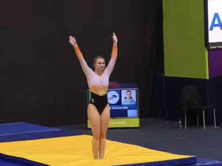 Краснодарские спортсмены взяли серебро этапа Кубка мира Двое воспитанников спортшкол Краснодара стали призёрами этапа Кубка мира по прыжкам на батуте который прошёл в Баку В составе сборной России выступили Максим Диденко и Александра Лямина оба завоевали серебряные медали Александра Лямина набрала 24 500 балла в дисциплине акробатическая дорожка и заняла второе место Максим Диденко в финале индивидуальных прыжков на батуте показал результат 59 520 балла уступив лишь представителю Беларуси Андрею Буйлову В турнире также участвовали сборные Казахстана США Польши и Турции Краснодар Сегодня Телеграм замедляют оставайтесь на связи с нами в MAX max ru krd 00