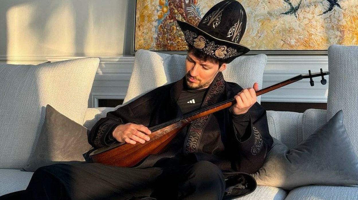 Дуров обвинил ЕС в давлении на платформы за отказ от цензуры Павел Дуров обвинил европейские власти в установлении невыполнимых правил для наказания технологических компаний которые не цензурируют свободу слова передает ArbatMedia   Прислать новость