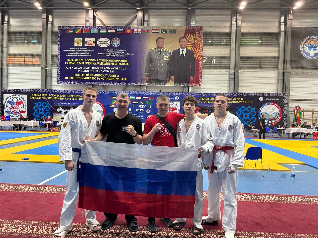 Южноуральские спортсмены стали чемпионами Первенства мира по рукопашному бою Спортсмены из Челябинской области стали победителями Первенства мира по рукопашному бою. Турнир прошёл в Бишкеке Кыргызстан с 27 по 30 апреля. Пресс-служба Минспорта Челябинской области сегодня, 30 апреля, сообщает, что регион на соревнованиях представляли воспитанники спортивной школы № 4 города Златоуста Дмитрий Щипицын и Арсений Котельник тренер – Александр Гарницкий , а также воспитанник спортивного клуба «Барс» города Челябинска Андрей Клименко тренер – Владимир Клименко . В турнире принимали участие более 300 спортсменов из 16 стран мира. URALPRESS.RU