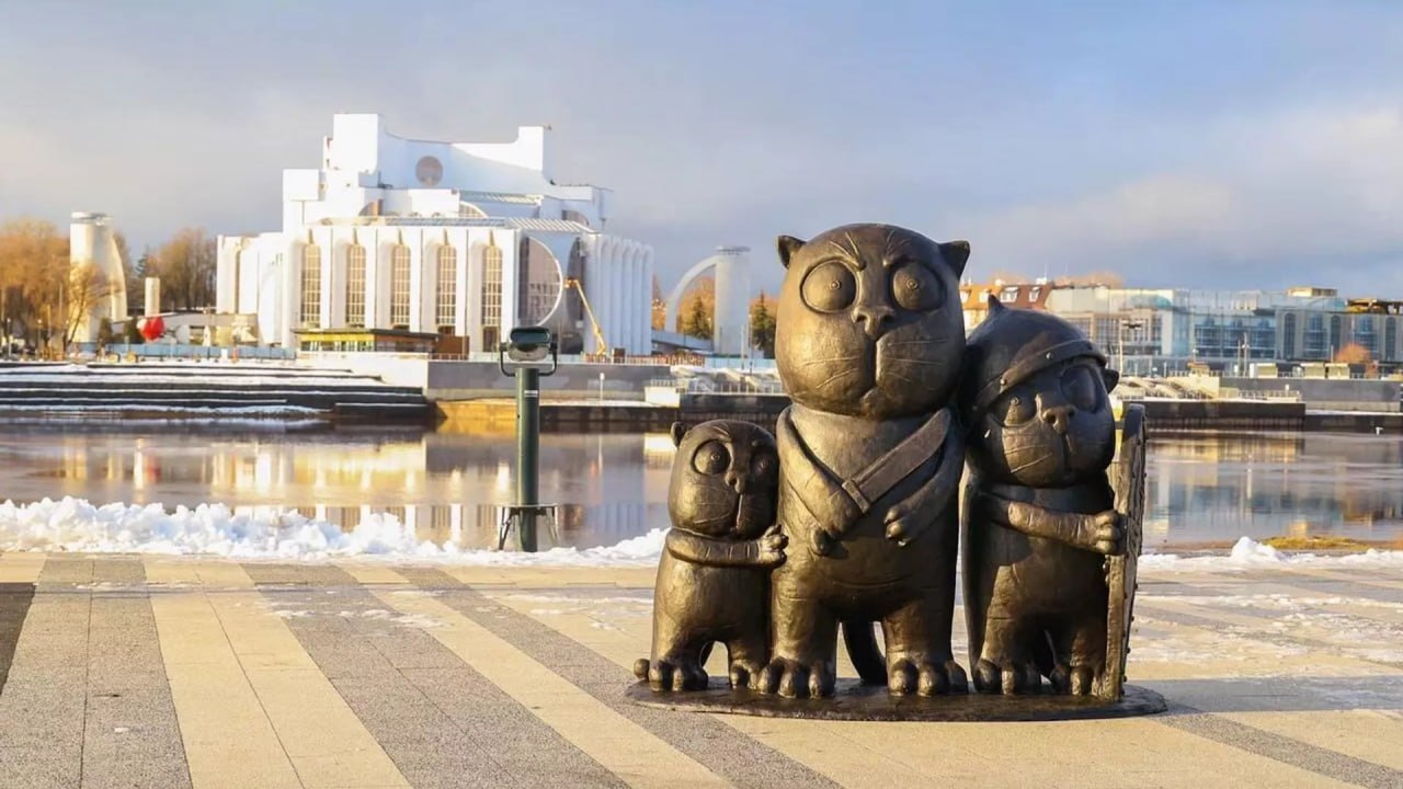 В Великом Новгороде установили скульптурную композицию по картине Васи Ложкина Три кота с деревянной сабелькой Символично что она появилась на набережной Александра Невского Сам Вася Ложкин рассказал что консультировал автора скульптуры Алексея Степаненко и было сложно потому что картина это все таки плоское изображение а скульптура все таки такая не плоская Художник отметил что получилось неплохо Официальное открытие Трех котов с деревянной сабелькой состоится 26 ноября при участии губернатора мэра и автора картины Подписывайтесь на Земский