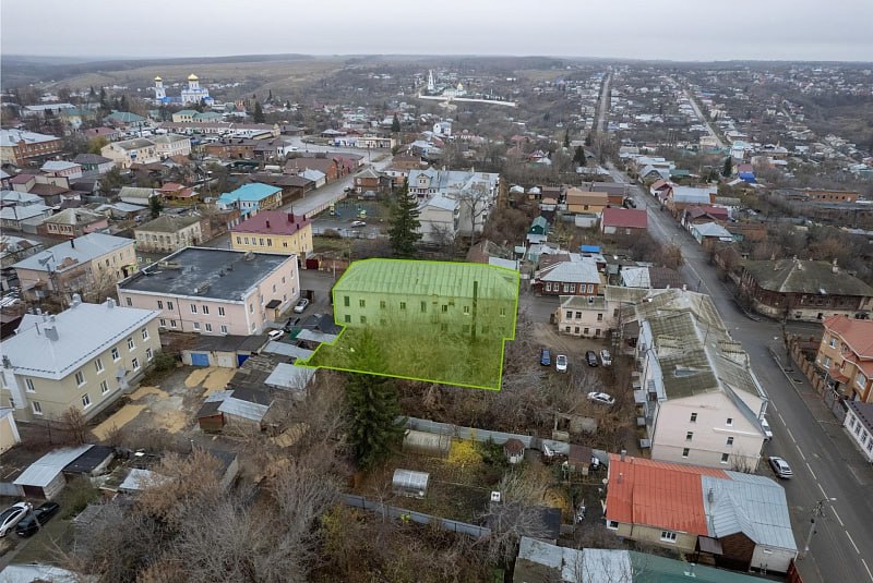 Имущественный комплекс в городе Яровое Алтайского края выставлен на торги ДОМ РФ На продажу выставлен имущественный комплекс площадью 686 2 м² на участке 0 50 га в курортном городе Яровое Объект расположен на первой линии улицы Гагарина одной из главных в городе Локация обладает курортным потенциалом всего в 520 метрах находится пляжная зона озера Большое Яровое известного туристического направления Вокруг жилые дома стадион Химик спортивный комплекс бассейны кафе бары рестораны супермаркеты и салоны красоты Район отличается высоким пешеходным трафиком особенно в сезон Объект подойдёт для размещения гостиницы административного или торгового здания Ключевые особенности   Первая линия и высокий трафик   До Барнаула 470 км   Развитая инфраструктура курортного города Начальная цена от 8 948 000 Заявки на участие в торгах принимаются до 17 ноября Подробности в телеграм канале ЗЕМЛЯ ДОМ РФ на сайте и по телефону 8 800 770 00 01 Реклама ПАО ДОМ РФ ИНН 7729355614 erid 2W5zFHxLEyN