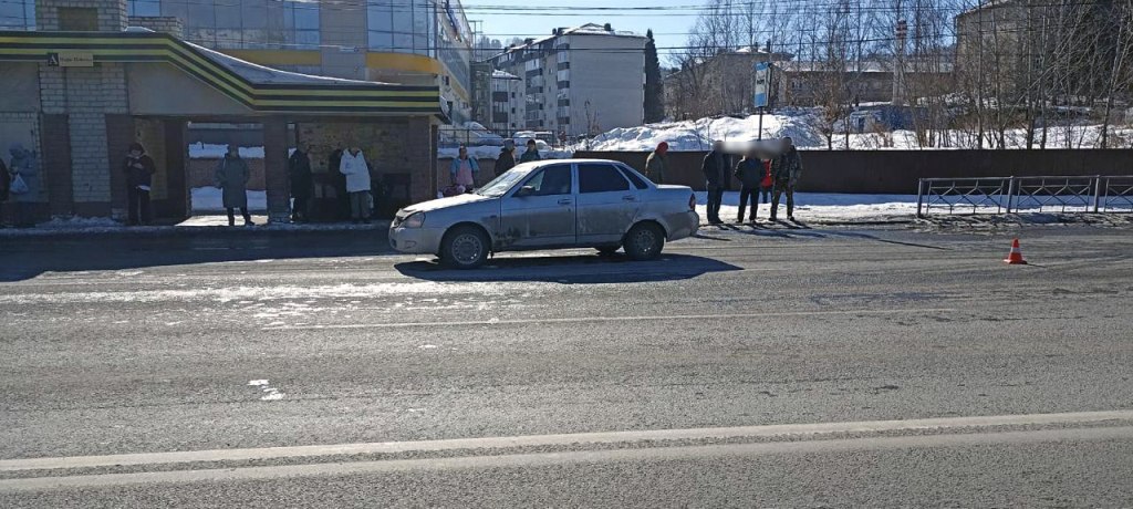 46-летний горожанин хотел перебежать дорогу, но попал под машину в Горно-Алтайске.  По данным республиканской Госавтоинспекции, ДТП произошло 16 марта около 15:00 в районе дома № 117 по проспекту Коммунистическому. 27-летний житель Улаганского района, управлявший автомобилем ВАЗ 21703, сбил пешехода, который переходил проезжую часть вне пешеходного перехода, но в зоне его видимости.  Пешеход с ушибами и ссадинами был доставлен в Республиканскую больницу. Госпитализация ему не потребовалась.  В отношении горожанина вынесено постановление по делу об административном правонарушении по статье «Нарушение пешеходом Правил дорожного движения».