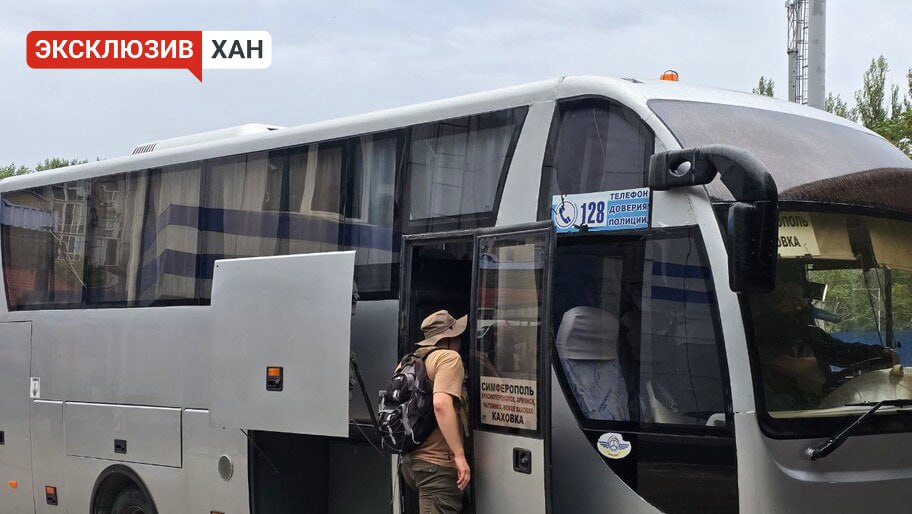 Пассажиропоток на автобусных маршрутах в Херсонской области летом вырос на 39 Росту пассажиропотока поспособствовало как расширению маршрутной сети так и развитие внутреннего туризма люди охотно едут в Крым не боятся туда ехать и несмотря на то что многие пользуются личным транспортом автобусные перевозки тоже растут сообщил Херсонскому агентству новостей начальник генической сети автостанций Сергей Сыровец Он отметил что появляются новые автобусные маршруты которые связывают Херсонскую область с Крымом ДНР Москвой и другими российскими регионами Главные новости Херсонской области