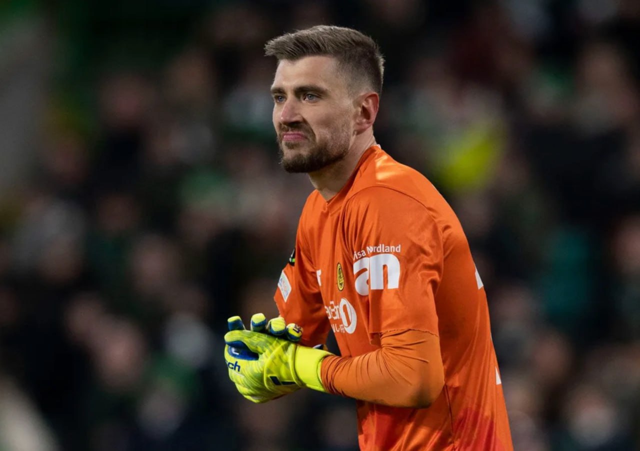 Русский вратарь Никита Хайкин со своим Буде Глимт продолжает сенсационный поход в Лиге чемпионов Вчера норвежская команда вышла в 1 8 финала обыграв в гостях Интер 2 1 А дома итальянский гранд был повержен со счетом 3 1 А до этого в январе главный нарушитель еврофутбольного спокойствия сожрал Атлетико 2 1 и Манчестер Сити 3 1 Четыре победы над грандами в январе и феврале Хотя вообще то чемпионат Норвегии проходящий по системе весна осень закончился 30 ноября А новый стартует только 15 марта У Буде Глимт нет даже возможности находиться в соревновательном режиме ну все вы помните такие слова как практика тонус форма которыми наши часто оправдывали свои неудачи Хайкину 30 лет Воспитанник московского футбола Но в России не пригодился просидев на лавке даже в Кубани Правила канала Подпишись на Фабрику Футбола