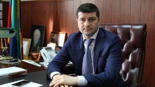 Московский чиновник стал новым зампредом правительства Приморья Губернатор Приморья Олег Кожемяко назначил Саида Юсупова временно исполняющим обязанности заместителя председателя правительства региона. Юсупов будет отвечать за взаимодействие с федеральными органами власти и продолжит работу в представительстве правительства Приморья в Москве. Ранее он занимал должность заместителя директора представительства Приморья в столице и возглавлял Хунзахский район Дагестана. Назначение Юсупова стало частью кадровых изменений после ухода Алексея Наздратенко в апреле 2025 года. Фото: kunzakh.ru