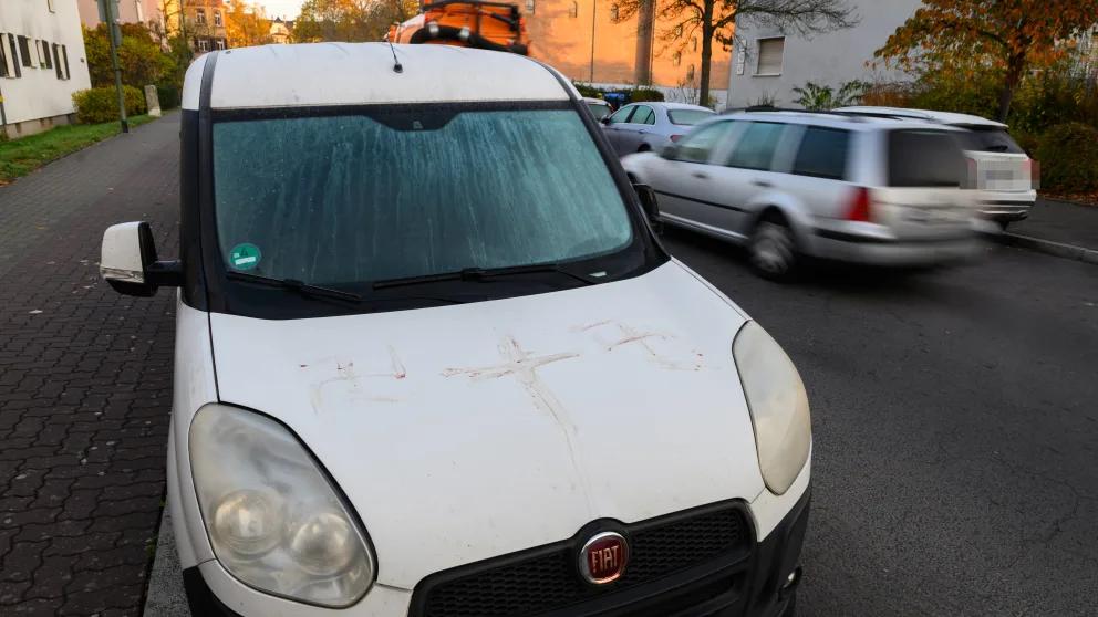 В Германии задержали мужчину из Румынии который разрисовал город Ханау свастиками из собственной крови Полиция города Ханау задержала 31 летнего мужчину которого подозревают в том что он испачкал кровью почти 50 автомобилей почтовых ящиков и фасадов домов частично нарисовав на них свастики Об этом сообщили власти земли Гессен По данным следствия задержанный находился в состоянии сильного алкогольного опьянения По версии полиции мужчина действовал в состоянии аффекта после конфликта на работе Экспертиза показала что рисунки он делал собственной кровью Задержание произошло уже через несколько часов после публикации ориентировки поскольку горожане сообщили полиции приметы подозреваемого Как выяснилось у него румынское гражданство Вскоре после допроса мужчину доставили в психиатрическую клинику для обследования BILD Russian