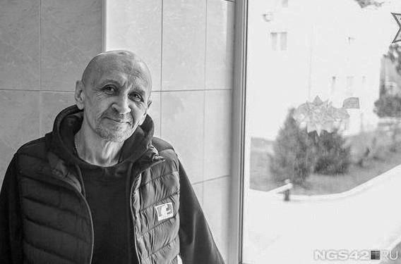 Бывший пожарный Сергей Генин, который отбывал наказание по делу о пожаре в ТРЦ «Зимняя вишня» и был освобождён из-за опухоли, скончался сегодня днем, 15 июля. Источники NGS42 в медицинских кругах сообщили, что мужчину пытались спасти врачи, но не смогли. «Предварительно, он скончался из-за проблем с сердцем. В последние годы у него был большой стресс», — сказал собеседник издания. Редакция NGS42 соболезнует родным и близким Сергея. Подписаться Прислать новость