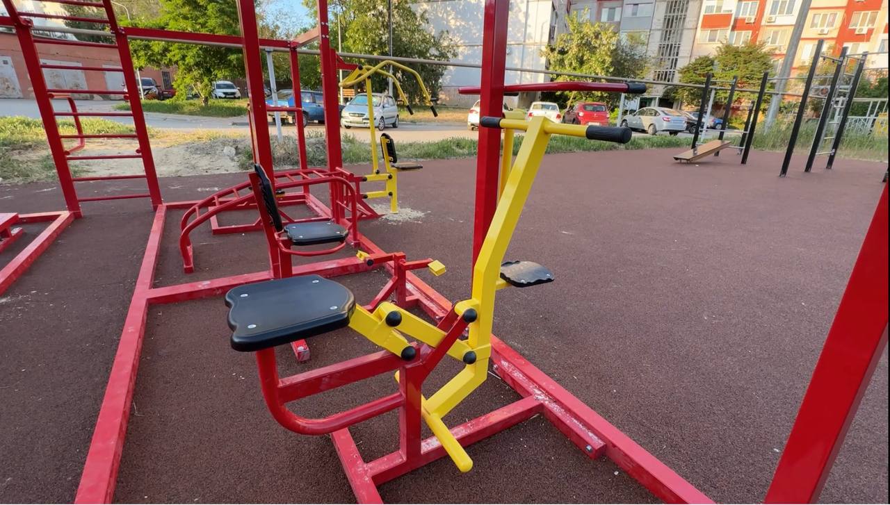 Детские площадки, футбольное поле и современные тренажёры появились в керченских дворах Игровые комплексы смонтированы на: ул. Блюхера, 25 ул. Ворошилова, 3а ул. Гагарина, 32 Все элементы согласованы с жителями, которые определяли наполняемость игровых городков. Во втором полугодии запланирован монтаж еще 5 площадок, кроме тех, которые устанавливаются в рамках благоустройства придомовых территорий. Фото: администрация Керчи Написать в редакцию: kerch24 .tv Керчь 24