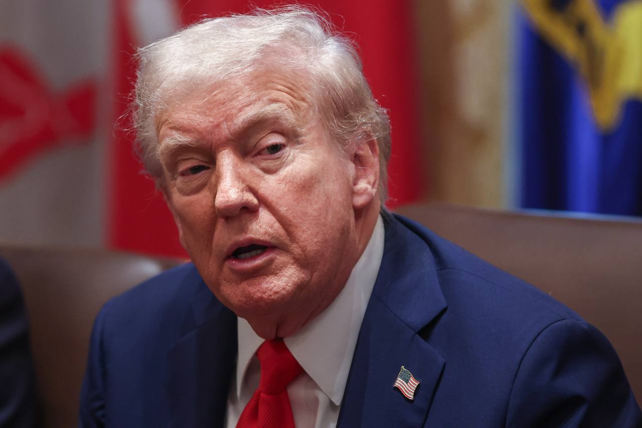 Трамп не верит в победу Украины в конфликте с Россией Американский лидер признался в этом во время общения с журналистами в Белом доме При этом он не исключил что ситуация может измениться Они все еще могут выиграть Я сказал что они могут выиграть что угодно Война очень странная вещь Но я не думаю что они выиграют заявил Трамп Также президент США отметил что многие заплатят большую цену если конфликт на Украине не удастся урегулировать Consolidated News Photos Global Look Press трамп украина