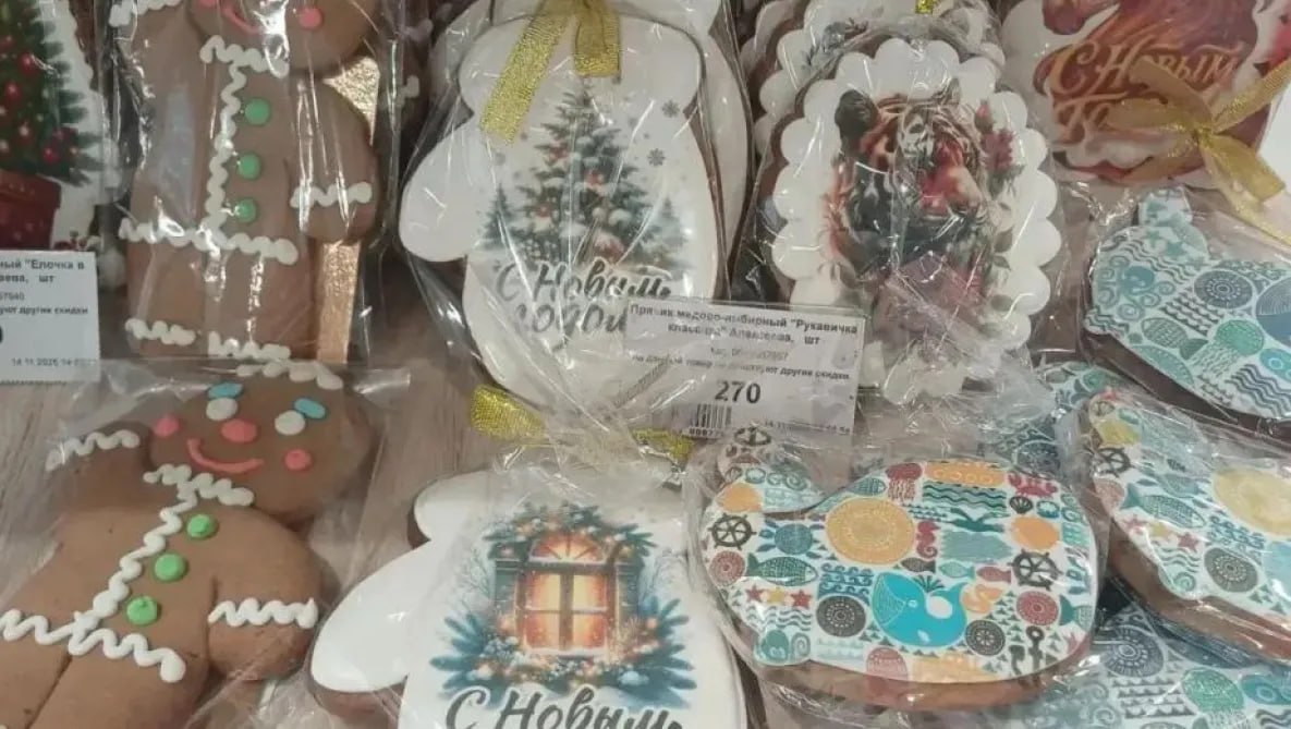 Подарки хабаровских производителей можно купить в фирменном магазине Новогодние подарки на любой вкус предлагает фирменный магазин Сделано в Хабаровском крае Здесь можно купить сувениры и вкусности с символом наступающего года лошадью Как отметили в министерстве промышленности и торговли края здесь небольшие презенты которыми можно порадовать коллег так и разнообразные праздничные наборы для друзей и близких В магазине также помогут сделать подарки для сотрудников клиентов и партнёров которых вы захотите удивить В них предусмотрено все до мелочей аккуратная упаковка продуманные наборы и ощущение заботы в каждой детали Купить стильные яркие и вкусные подарки хабаровских производителей можно не только в Хабаровске но и в Москве Туда уже направили большую партию товаров в том числе новогодние игрушки и сувениры todaykhv