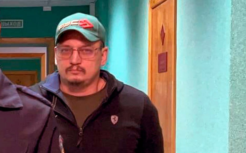 Задержанный в Луганске экс глава новосибирского метростроя получил 7 лет за взятки начальству МВД на подпольных казино Октябрьский районный суд Новосибирска признал бывшего и о директора муниципального учреждения МетроМир Андрея Счастливого виновным в посредничестве во взятках в особо крупном размере ч 4 ст 291 1 УК По версии следствия Счастливый за вознаграждение передал высокопоставленным сотрудникам новосибирской полиции деньги от организаторов подпольных казино за оказание общего покровительства В частности взятку за то чтобы в его игорном клубе не проводили проверки давал человек которого пресс служба суда называет Голубевым И В Подробности о личности Голубева не уточняются В Новосибирске есть несколько официальных бизнесменов с такими инициалами Сибкрай без ссылки на источник называет его Игорем Голубевым Рассматривает ли Октябрьский суд уголовное дело о даче взятки в отношении самого Голубева проверить на момент публикации не удалось потому что открытая электронная картотека недоступна Счастливый передал 1 3 млн рублей начальнику отдела экономической безопасности и противодействия коррупции ОЭБиПК Центрального отдела МВД по Новосибирску Александру Умерову руководитель ОЭБиПК по Заельцовскому району Новосибирска Максиму Абрамову и начальнику ОЭБиПК Железнодорожного района Виталию Монастыреву Деньги от Голубева Счастливому передал человек дело против которого закрыли Счастливый взял себе 340 тыс рублей комиссии и передал полицейским 960 тыс на троих По словам источника КП Новосибирск фамилия посредника против которого закрыли дело Худяков он то и вёл переговоры со всеми заинтересованными сторонами Поначалу Счастливый избежал уголовного преследования отправившись в зону спецоперации в июне 2024 года На тот момент ему было 43 года По данным телеграм канала Новосибирский репортёр Счастливый участия в боевых действиях не принимал и находил вдали от линии боевого соприкосновения Счастливый занял пост замдиректора Метро МиРа занимающегося строительством метро и других подземных сооружений в 2022 году а после возбуждения уголовных дел в отношении главы предприятия Александра Мысика стал исполняющим обязанности директора В июне 2024 го он лишился должности Жена Счастливого предпринимательница из Тюмени Мария Счастливая на момент работы супруга в МетроМире стала совладелицей ООО Метромиркомплект одним из учредителей которого был сам МетроМир Метромиркомплект выступал как заказчик на поставку материалов по госконтрактам Так совпало что ещё одна фирма Марии Счастливой Акви Технолоджи стала субподрядчиком на строительстве станции метро Спортивная заказчиком которой и был МетроМир Подписаться Прислать новость Помочь бустами