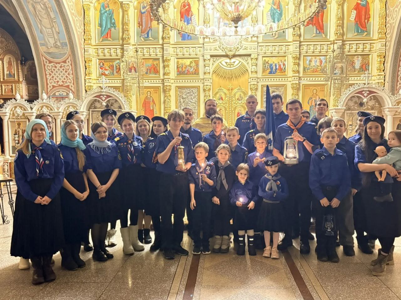 В Оренбург привезли огонь из Вифлеема 2 января следопыты Дружины свщмч Макария Оренбургского во главе с руководителем молодёжного отдела епархии иереем Вячеславом Зайцевым доставили святыню в Димитриевский мужской монастырь За огнём из храма Рождества Христова в Вифлееме они ездили в Уфу Туда его из Москвы привезли следопыты отряда Богородско Уфимского храма Вифлеемский огонь символизирует близость к каждому из нас Спасителя Его распространение социальная акция скаутов Европы и России Она проводится с 1986 года В России ею занимается Братство православных следопытов В Оренбург огонь привезли уже в девятый раз В Оренбуржье следопыты доставляют его накануне Рождества Христова в храмы социальные учреждения и больницы в семьи с детьми инвалидами и воинами пожилым верующим Справка Вифлеемский огонь Свет мира и дружбы международная социальная акция скаутов Европы и России Как по своеобразной эстафете огонь зажжённый от негасимой лампады в Базилике Рождества Христова в Вифлееме переносят по всей Европе в лампах Уже более 30 лет Вифлеемский Огонь передаётся из рук в руки из храма в храм из скаутской штаб квартиры к домашним лампадкам верующих Акция Вифлеемский огонь свет мира и дружбы зародилась в 1986 году Её организовал австрийский государственный телеканал ORF в поддержку детей сирот и ребят с ограниченными возможностями Свет во тьме Скоро к акции подключились австрийские скауты С 1994 года в акции принимает участие Россия Много лет именно Братство православных следопытов проводит акцию в нашей стране БПС привозит Вифлеемский огонь в Россию из Беларуси В России огонь встречают в самом сердце православной молодежной общественной жизни на Крутицком подворье где располагаются Синодальный отдел по делам молодежи и штаб Московского городского отделения Братства православных следопытов