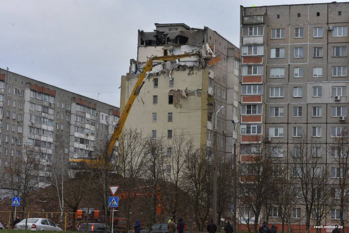 Следственный комитет назвал причину взрыва в гомельской многоэтажке Напомним трагедия произошла 17 декабря Больше всего пострадал третий подъезд многоэтажного дома в котором проживали 78 человек Всех жильцов временно отселили Поврежденные части дома демонтировали Кроме того при разборе завалов было обнаружено тело женщины Следственный комитет возбудил уголовное дело по факту случившегося После экспертизы следователи выяснили что эпицентром взрыва стала кухня 107 квартиры Перед этим на ней был пожар Он возник в кухонном шкафчике расположенном рядом с газовой плитой По данным следователей пожар начался из за занесенного источника зажигания В шкафчике был небольшой уровень кислорода Источник зажигания начал тлеть после чего огонь перешел на ветошь и бумагу которые хранились в шкафчике В итоге огонь деформировал шланг соединяющий плиту с газовым трубопроводом Подробнее
