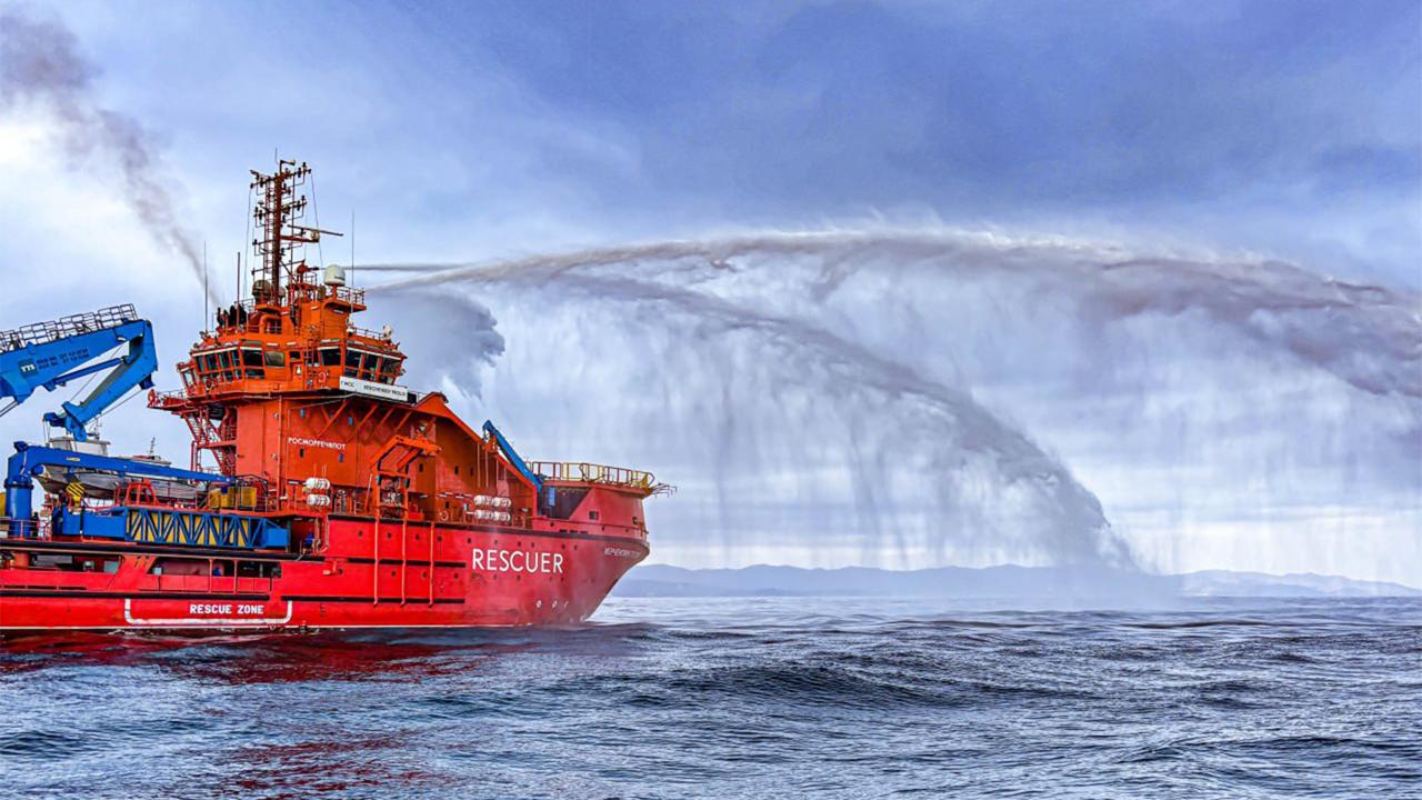 Систему водяного пожаротушения протестировали на судне спасателе Керченский пролив построенном на АСЗ Корабелы Амурского судостроительного завода продолжают заводские ходовые испытания многофункционального судна спасателя проекта MPSV 06 Керченский пролив В ходе испытаний в реальных морских условиях проведено тестирование работы специальной системы водяного пожаротушения успешно прошли испытания работы телеуправляемого необитаемого глубоководного комплекса для обследования морского дна и поиска чёрных ящиков проведены испытания котельной установки и электрической установки а также якорного устройства судна Основные задачи судна патрулирование и дежурство оказание помощи терпящим бедствие судам эвакуация и размещение людей предоставление медицинской помощи а также участие в спасательных операциях в районах интенсивного судоходства рыболовства и морских нефтегазовых промыслов Судно заложили на предприятии в Комсомольске на Амуре ещё в 2010 м году Первые испытания в море стартовали в начале ноября