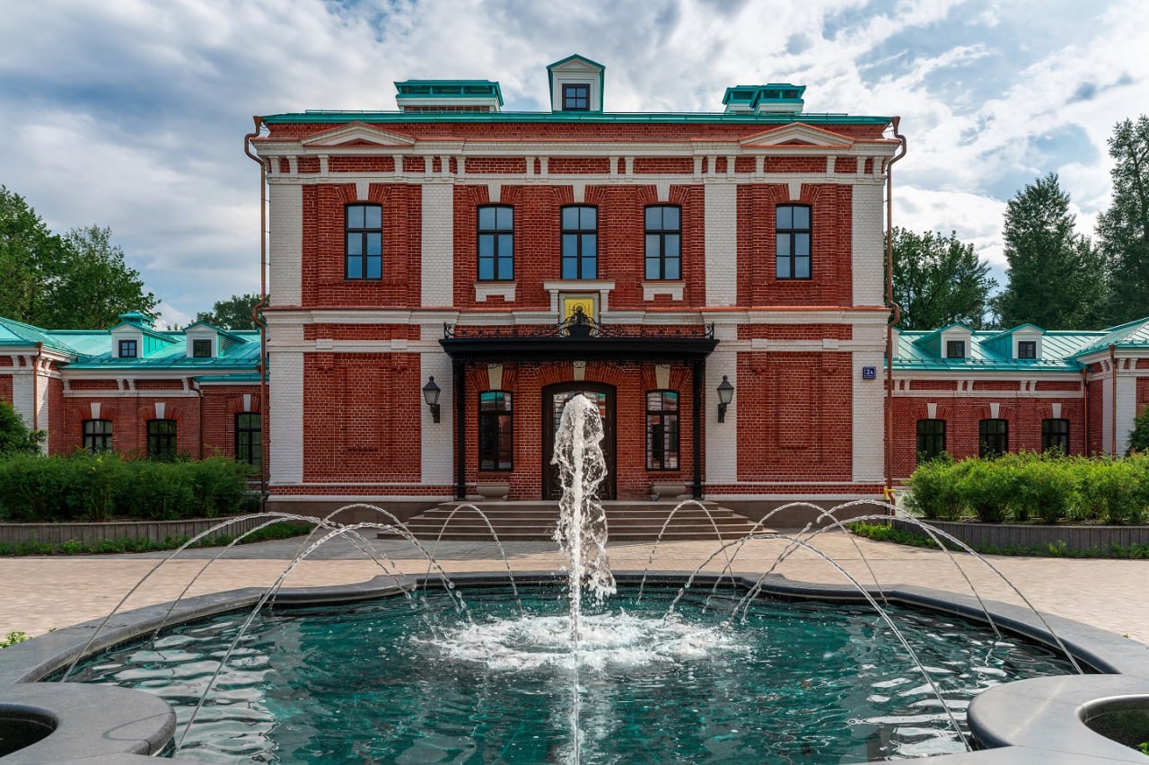 Вернули исторический облик в Москве показали отреставрированную городскую усадьбу в Орлово Давыдовском В центре Москвы введены в эксплуатацию четыре отреставрированных особняка с частным парком площадью 2 га Работа над восстановлением архитектурного ансамбля началась в 2018 году Усадьба построена в XIX веке по заказу графа Орлова Давыдова и состоит из четырех зданий в стиле поздней эклектики Авторами архитектурной концепции выступили Константин Быковский и Василий Барков В то же время фасады двух особняков украсили иконы из мозаики с золотой смальтой изображающие святых Ольгу и Пантелеимона Спустя почти 140 лет удалось сохранить 80 исторического кирпича и отреставрировать иконы Обрамлением для архитектурной концепции проекта стал парк площадью 2 гектара с вековыми дубами кленами и липовой аллеей На территории также восстановлены ажурные кованые ворота с местом под фамильный герб на небольшой площади создан фонтан а на подземном этаже разместился один из трех бассейнов Также здесь появились паркинг и связывающая все особняки галерея Коме того была установлена архитектурная подсветка